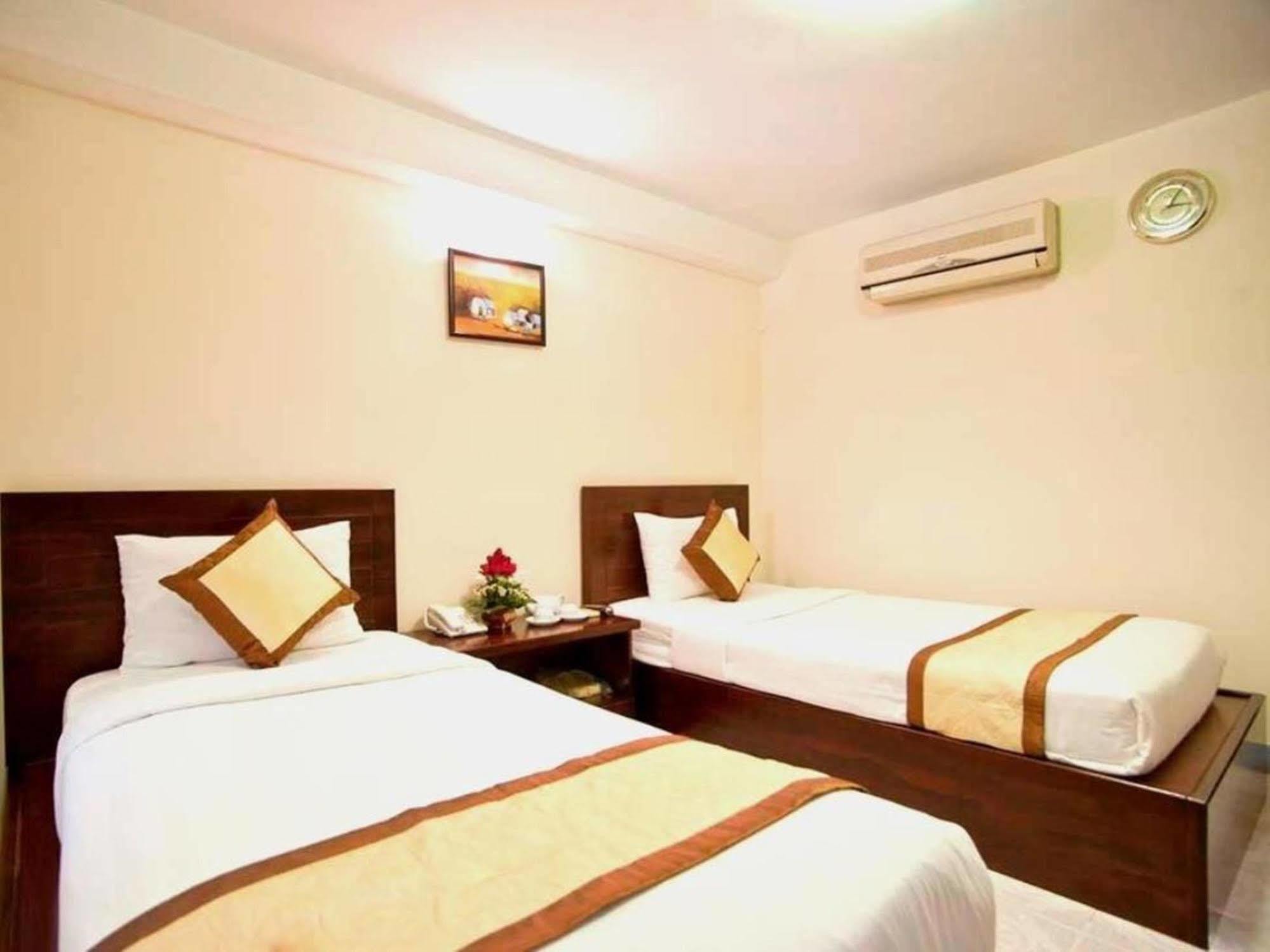 Oyo 438 Small Bay Hotel Cidade de Ho Chi Minh Exterior foto