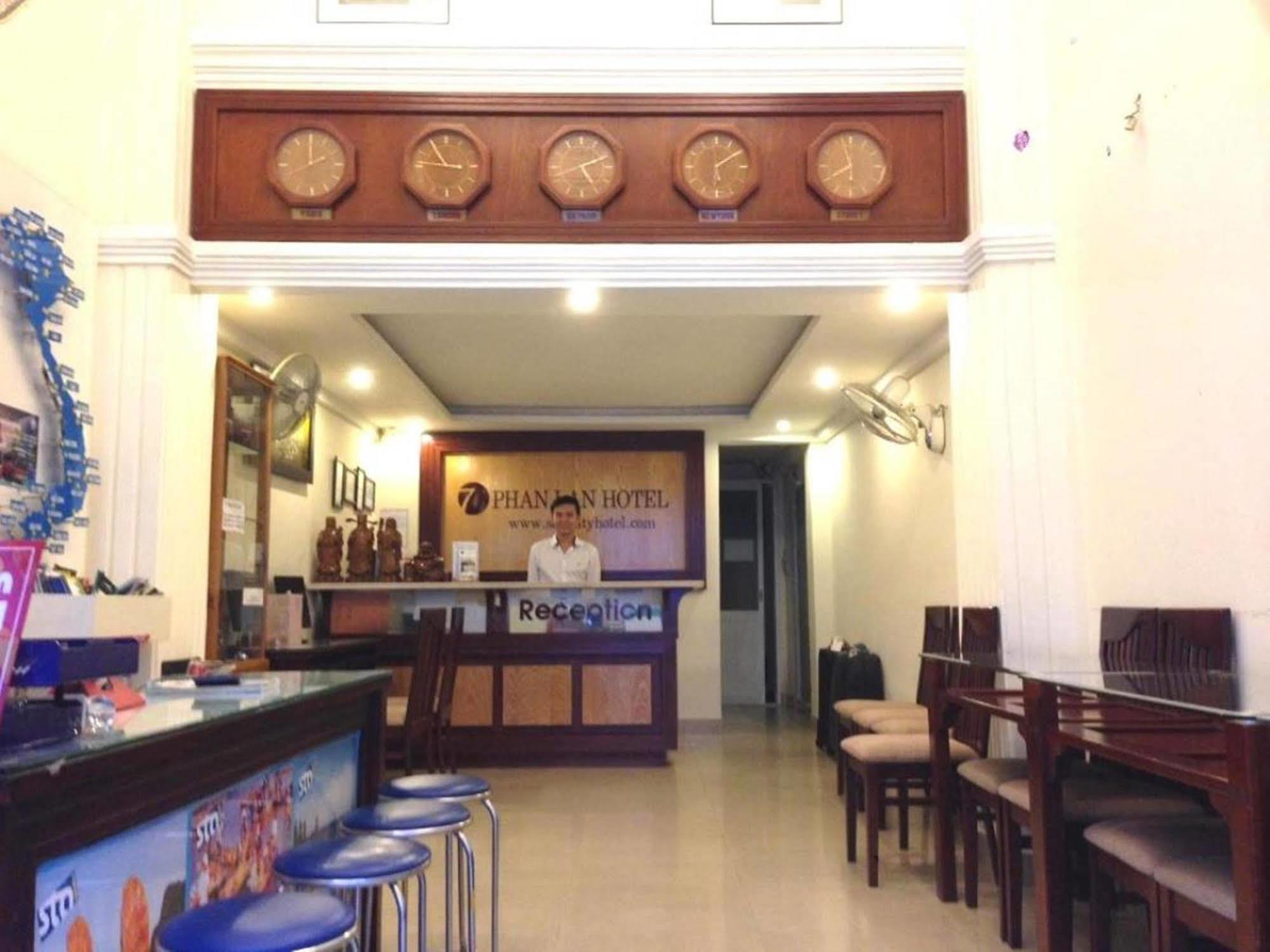 Oyo 438 Small Bay Hotel Cidade de Ho Chi Minh Exterior foto
