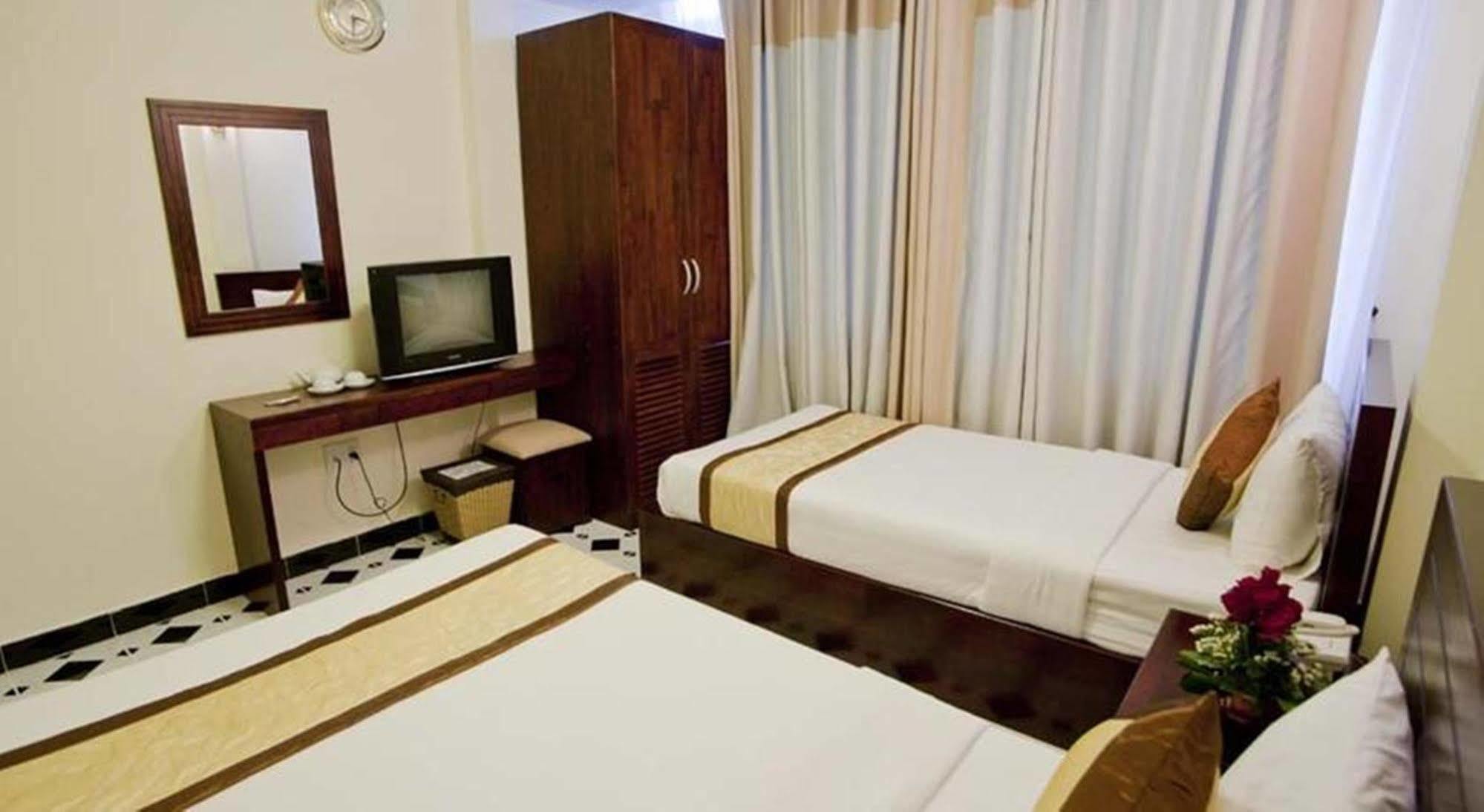 Oyo 438 Small Bay Hotel Cidade de Ho Chi Minh Exterior foto